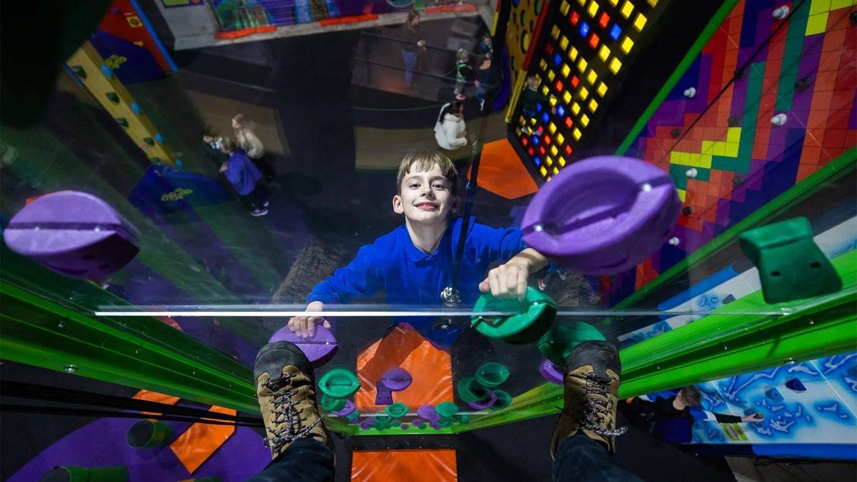 Permainan di Clip 'n Climb.