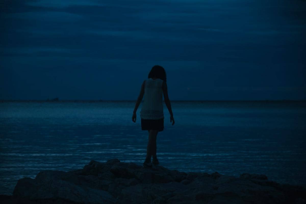 Ilustrasi perempuan berjalan