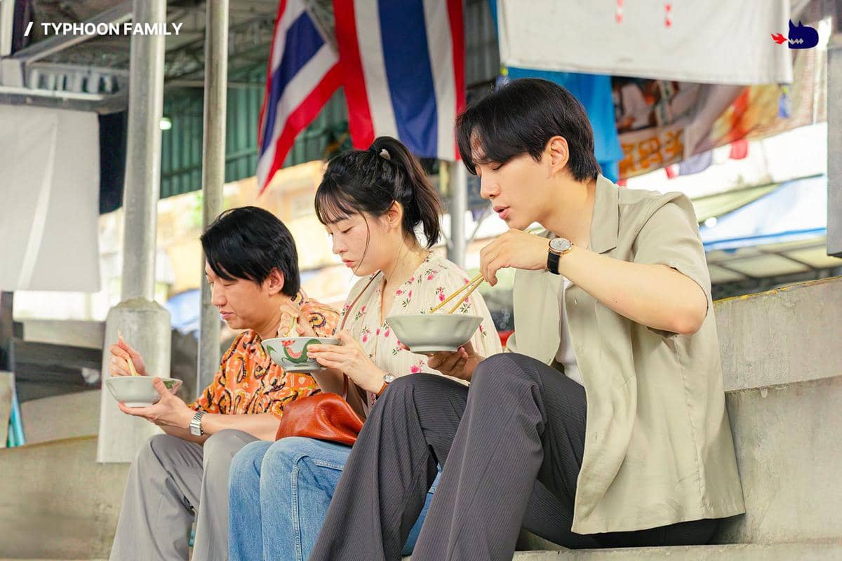 cuplikan drama Typhoon Family