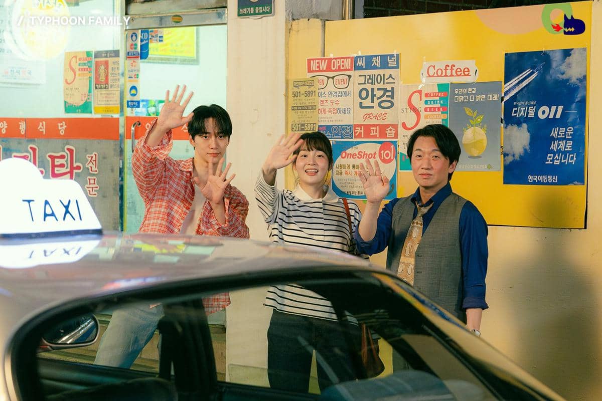 cuplikan drama Typhoon Family