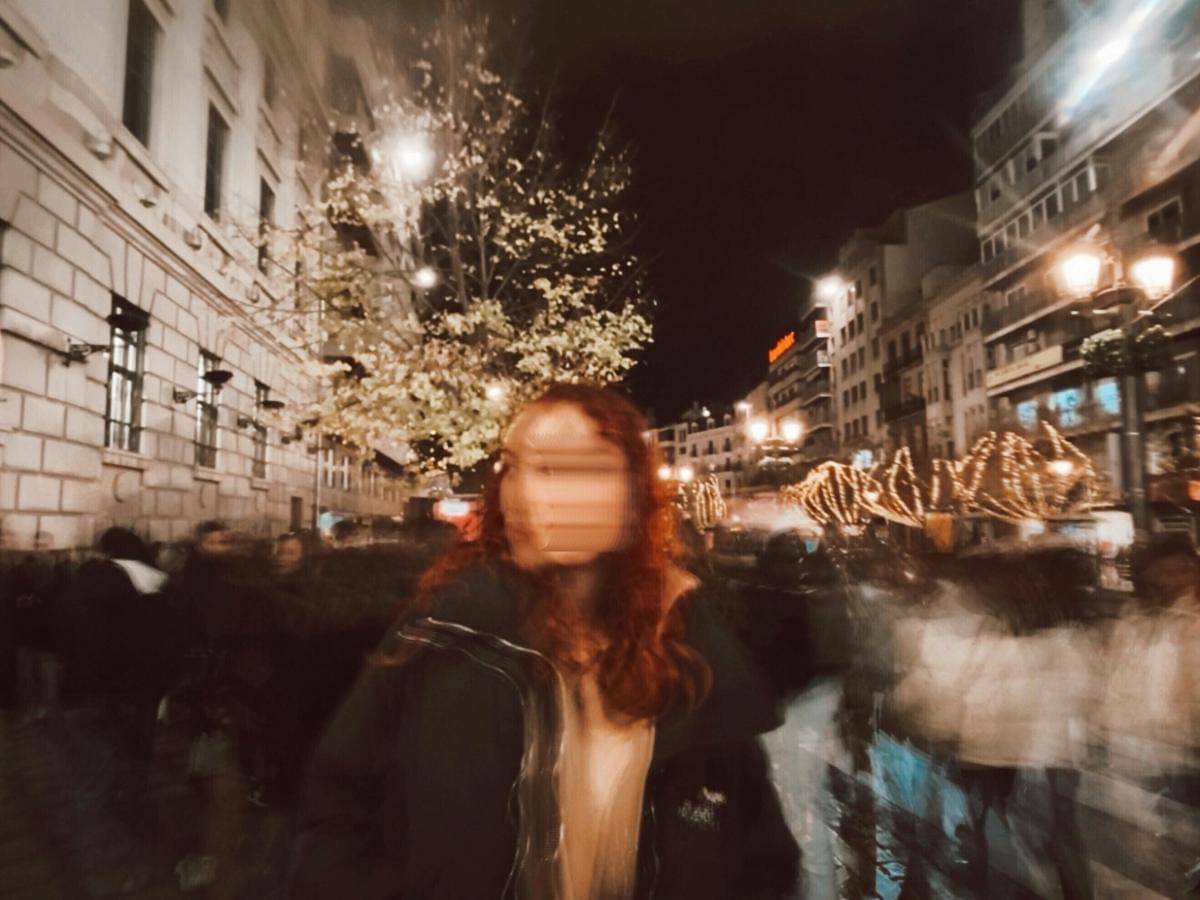 ilustrasi orang berlalu lalang di jalanan kota