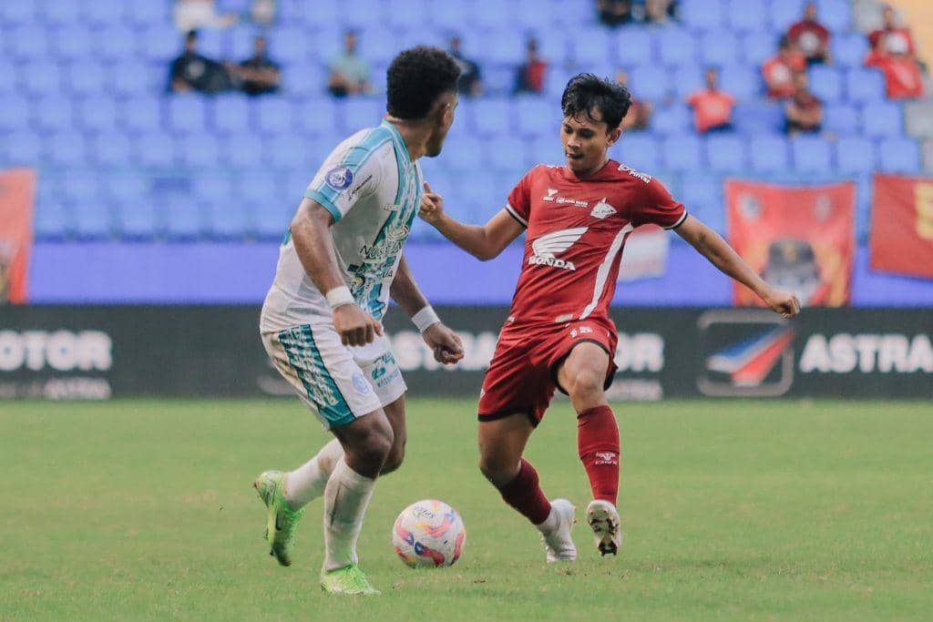 PSM Makassar versus PSBS Biak di musim 2024/2025.