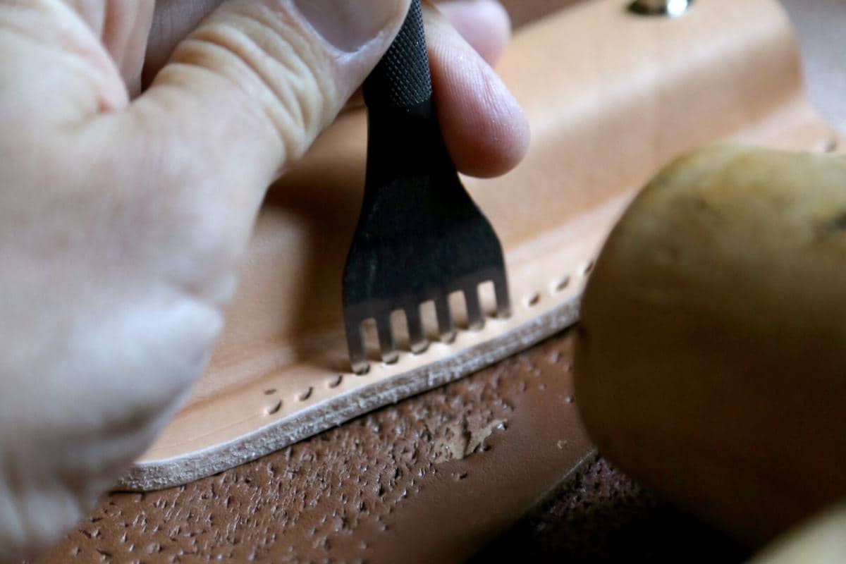 ilustrasi pembuatan sepatu dengan sol berbahan kulit