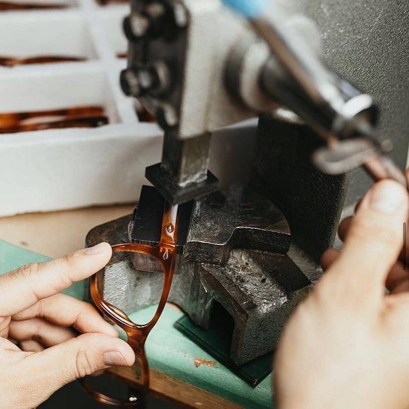 ilustrasi kacamata AO original