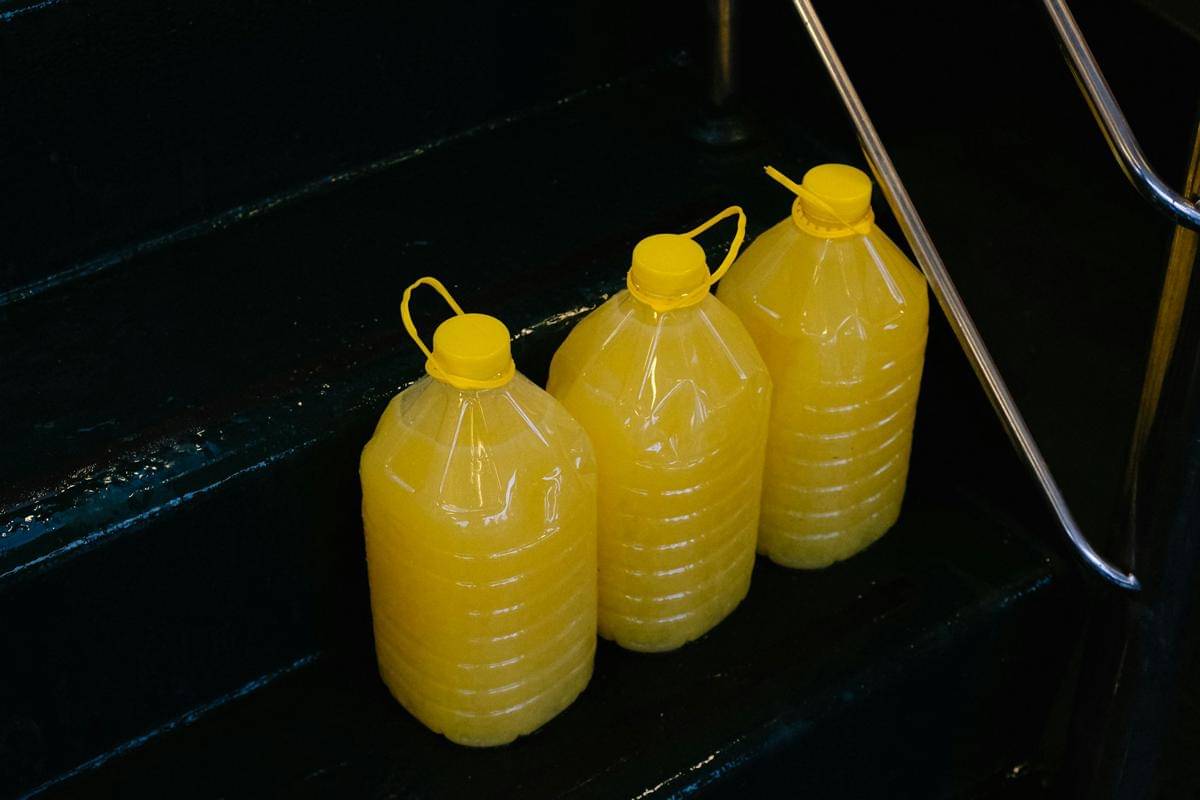 Ilustrasi cairan berwarna kuning