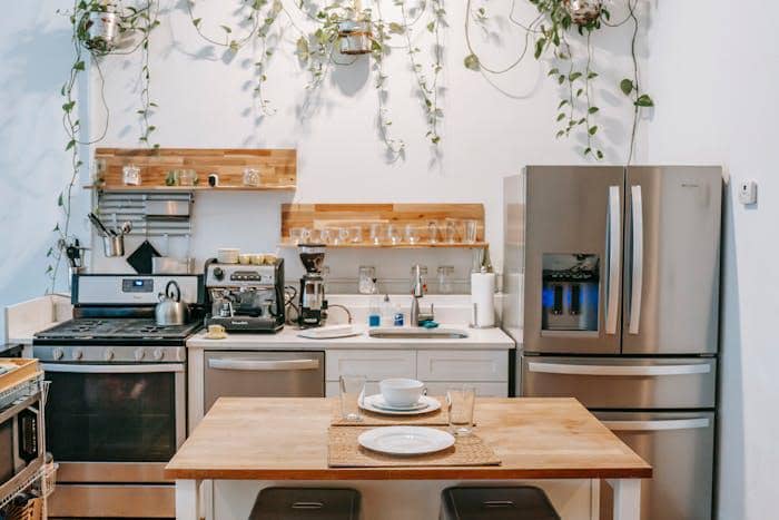 Dapur yang penuh dengan perabotan