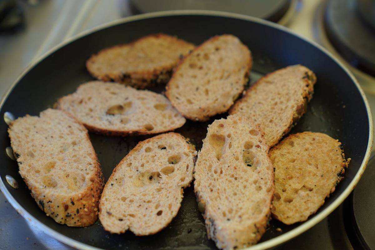 ilustrasi roti dipotong