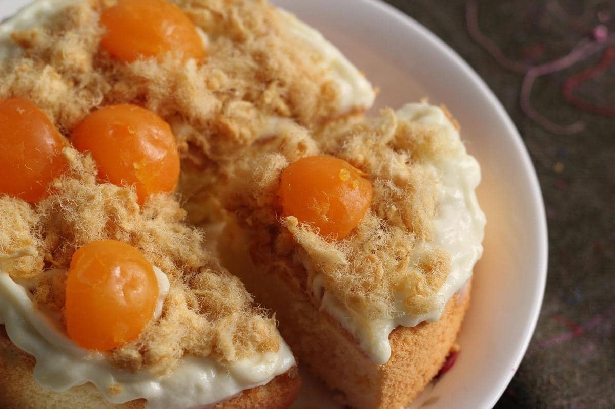 ilustrasi kue dengan telur asin 