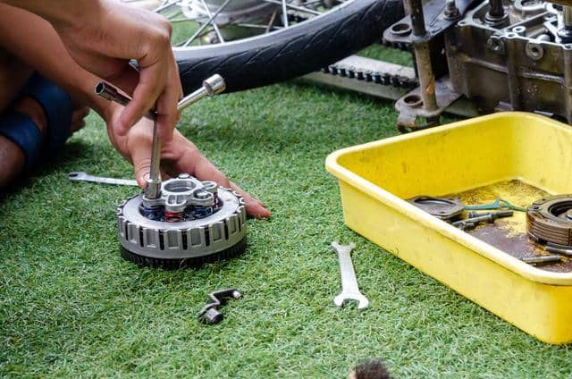 ilustrasi servis roller motor