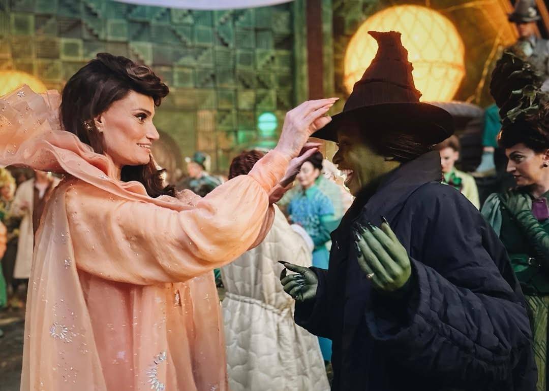 Idina Menzel dan Cynthia Erivo di lokasi syuting Wicked