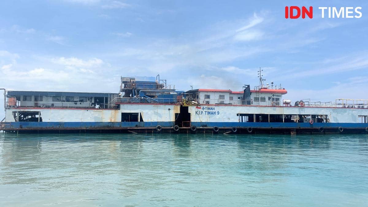 Kapal Isap Pasir (KIP) 78 milik PT Timah di perairan Kabupaten Bangka, Provinsi Bangka Belitung (IDN Times/Doni Hermawan)