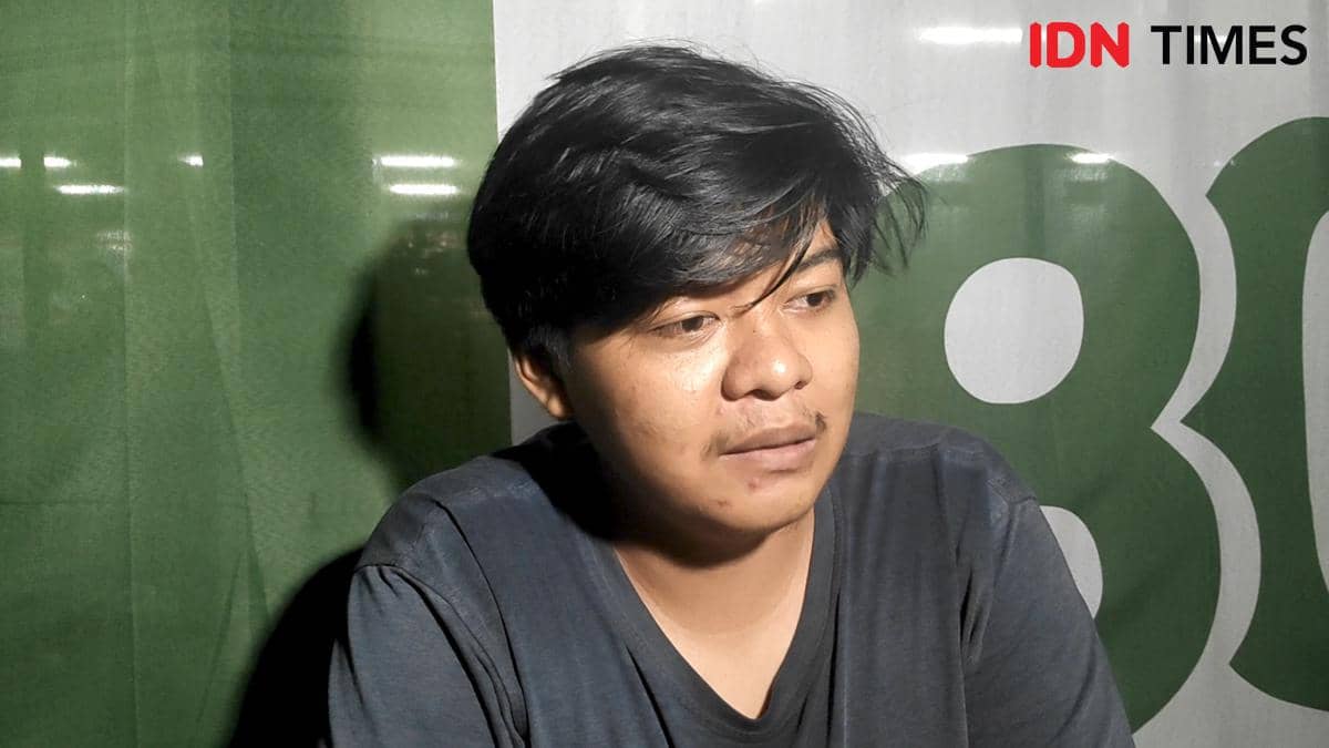 Penumpang kereta, Sopyan, warga Jakarta yang harus menginap di Stasiun Cikarang