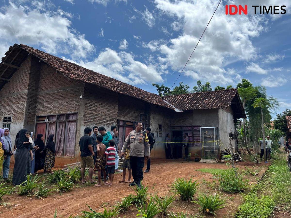 Polisi olah TKP dan evakuasi jasad korban Marso, ayah tewas digorok anak kandungnya di Rajabasa Jaya, Bandar Lampung.