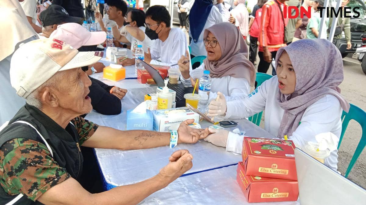 Seorang lansia mengikuti cek kesehatan gratis pada layanan Speling Melesat di CFD Jalan Menteri Supeno Semarang. (IDN Times/Fariz Fardianto)