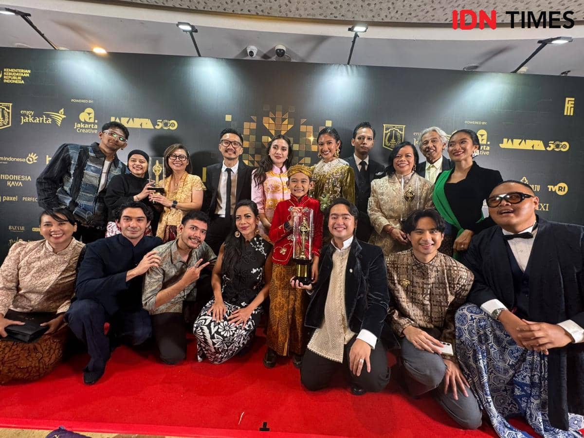 Cast dan tim produksi film Pangku sesaat setelah memenangkan Piala Citra untuk kategori Film Panjang Terbaik FFI 2025
