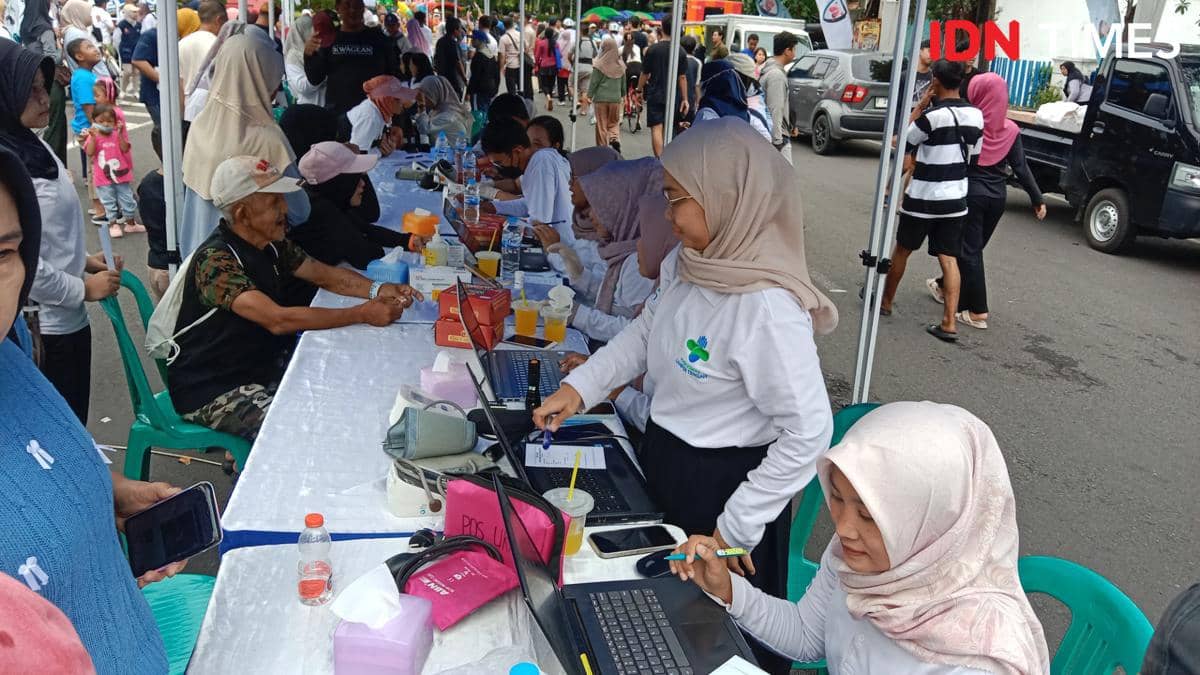 Sejumlah dokter spesialis keliling melayani pengobatan gratis