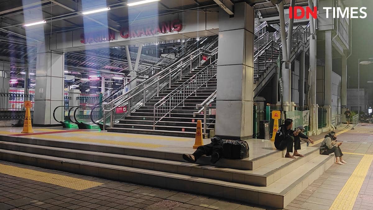 Suasana Stasiun Cikarang dijadikan 'Hotel Darurat' oleh masyarakat