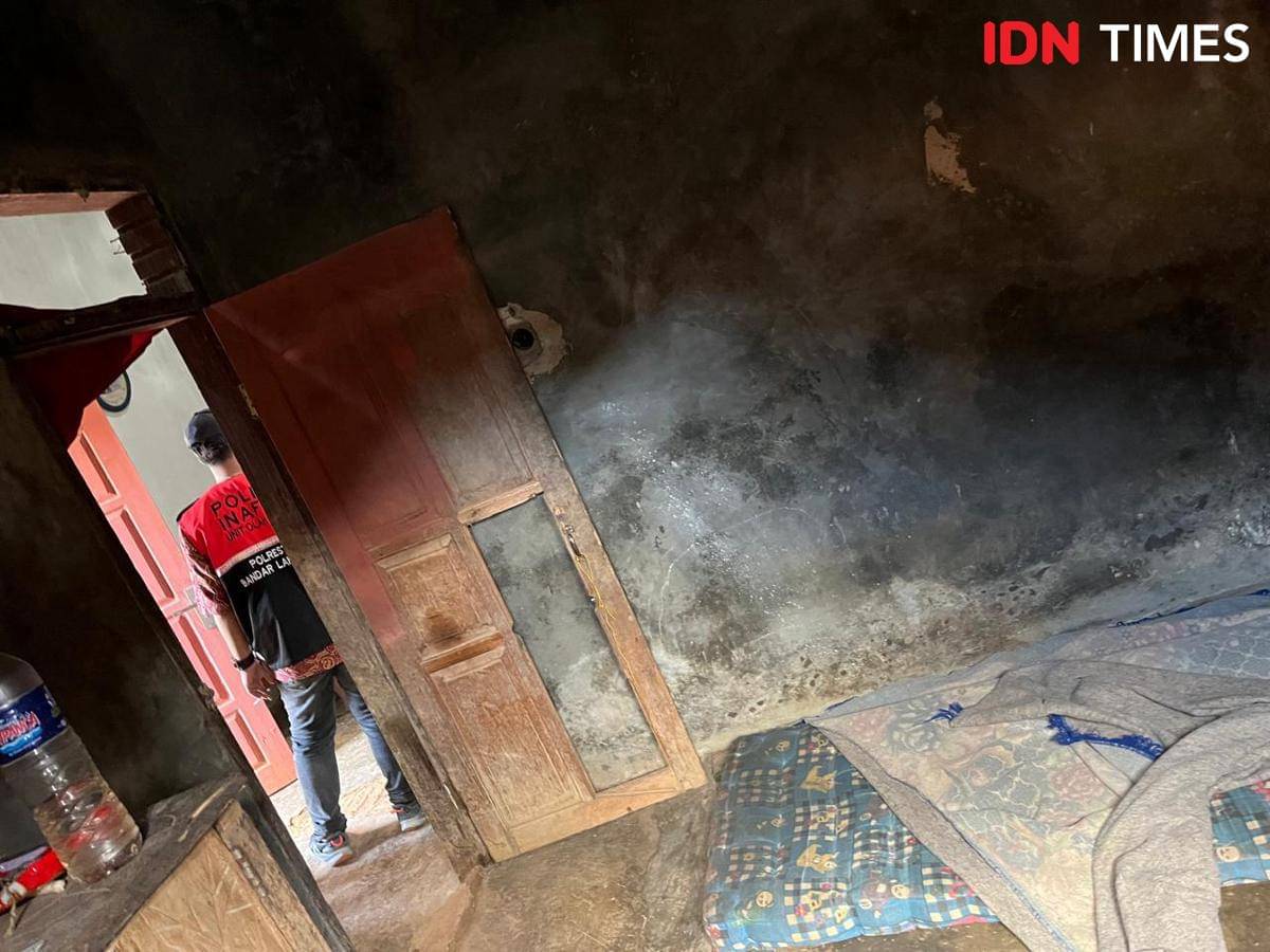 Polisi olah TKP dan evakuasi jasad korban Marso, ayah tewas digorok anak kandungnya di Rajabasa Jaya, Bandar Lampung.