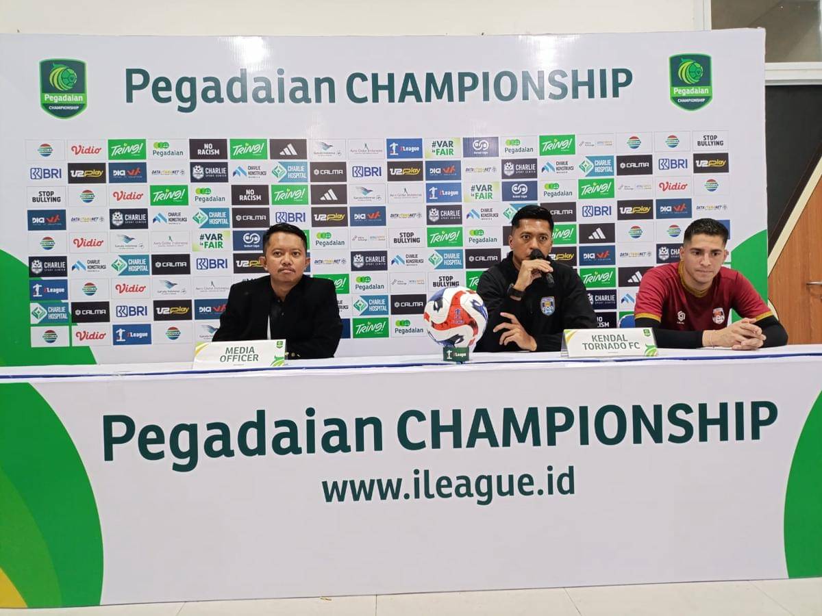Pelatih kepala Kendal Tornado FC, Stefan Keeltjes dalam sesi jumpa pers sebelum laga Pegadaian Championship 2025/2026. (Dok. KTFC)