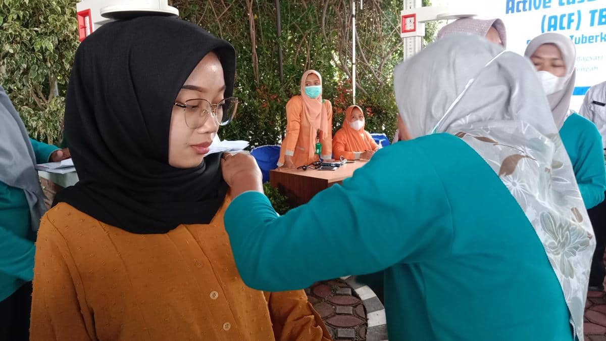 Seorang ibu hamil menjalani cek kesehatan di kantor Desa Seboto Gladagsari Boyolali untuk memeriksakan kandungannya. (IDN Times/Fariz Fardianto)