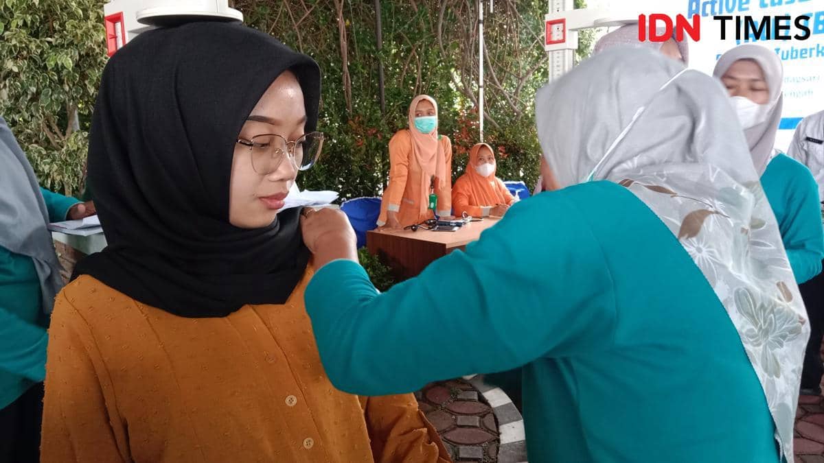 Seorang ibu hamil menjalani cek kesehatan di kantor Desa Seboto Gladagsari Boyolali untuk memeriksakan kandungannya. (IDN Times/Fariz Fardianto) 