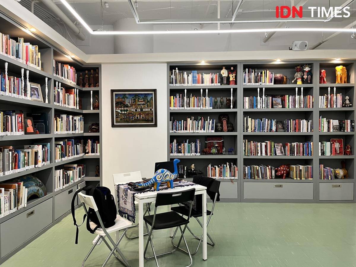 Potret perpustakaan Asia di Bangkok Art & Culture Centre, Thailand  