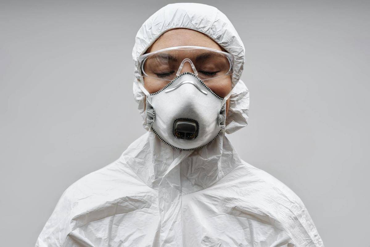 ilustrasi hazmat suit