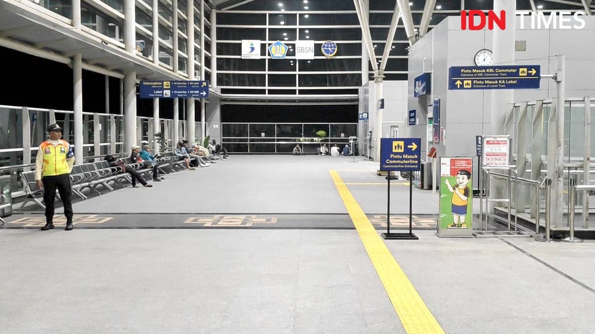 Stasiun Cikarang, penumpang kereta, KRL, Commuter Line 