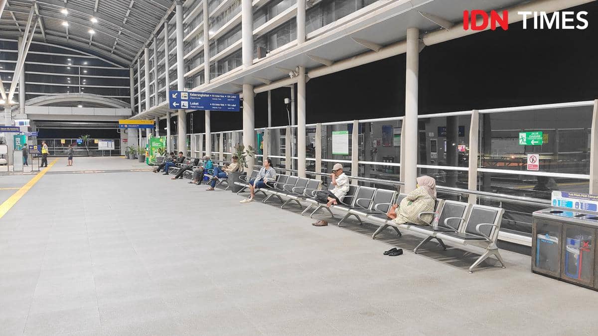 Stasiun Cikarang, penumpang kereta, KRL, Commuter Line 