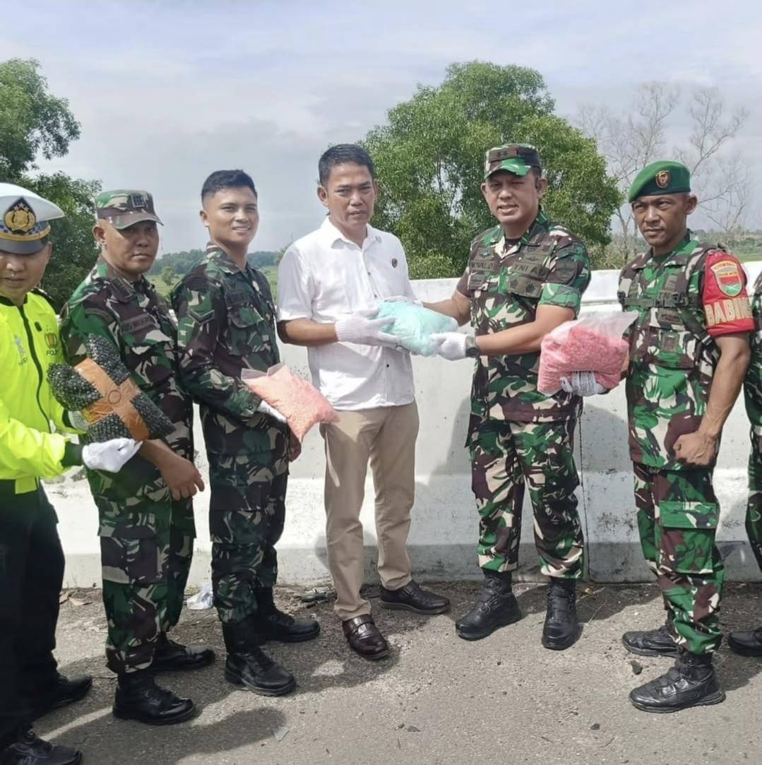 Barang bukti yang ditemukan usai kecelakaan di ruas Jalan Trans Tol Sumatra KM 136 B di mana ditemukan 90 ribu butir ekstasi. 