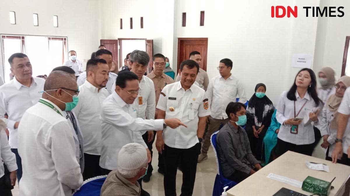 Wamenkes Benjamin Paulus Oktavianus mengecek layanan Speling Melesat di Kantor Desa Seboto Gladagsari Boyolali. (IDN Times/Fariz Fardianto)
