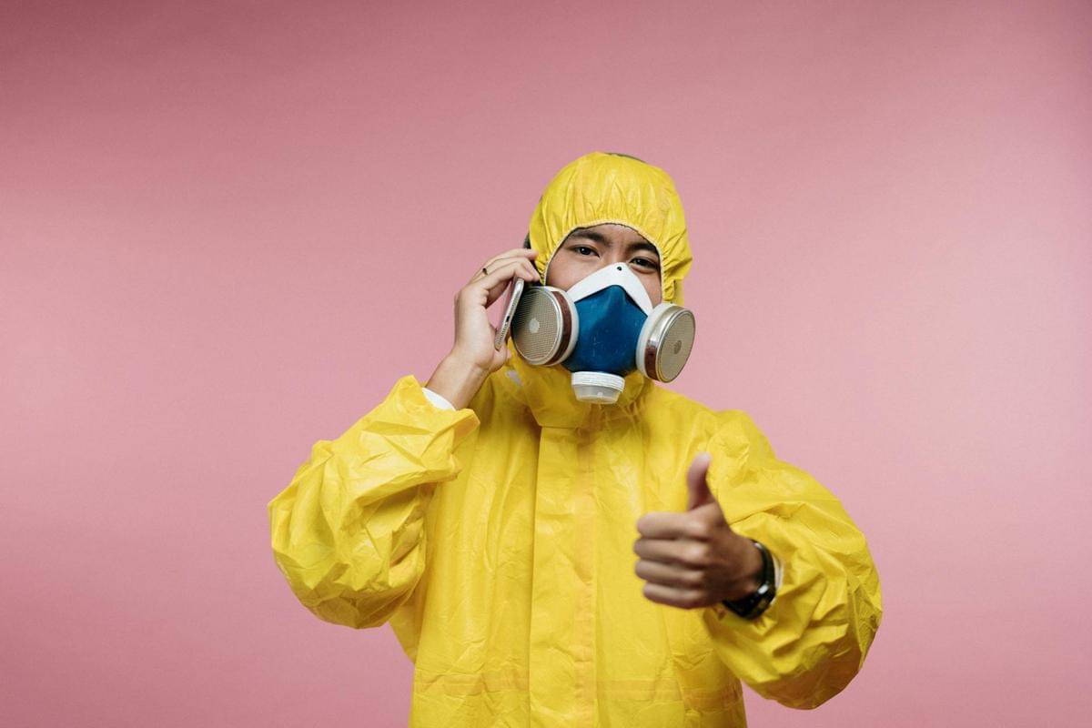 ilustrasi hazmat suit 