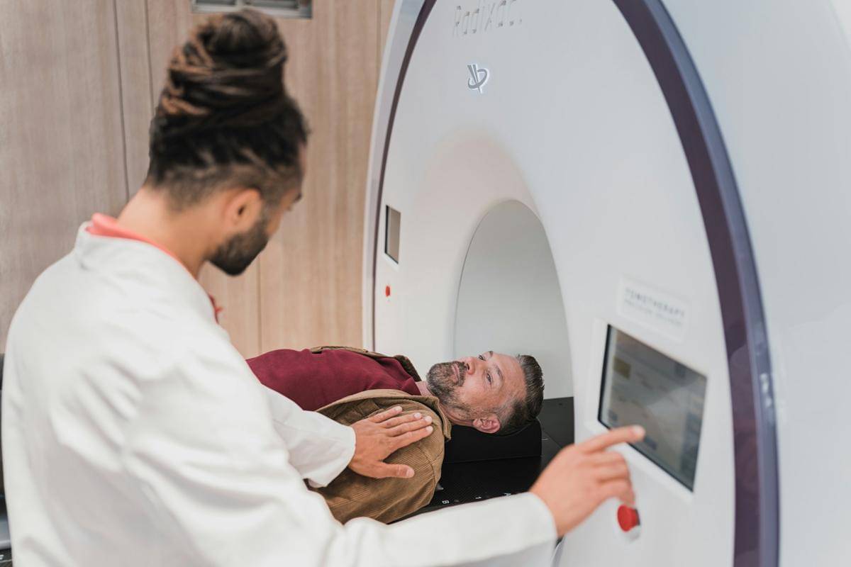 Seorang laki-laki menjalani pemeriksaan CT scan.