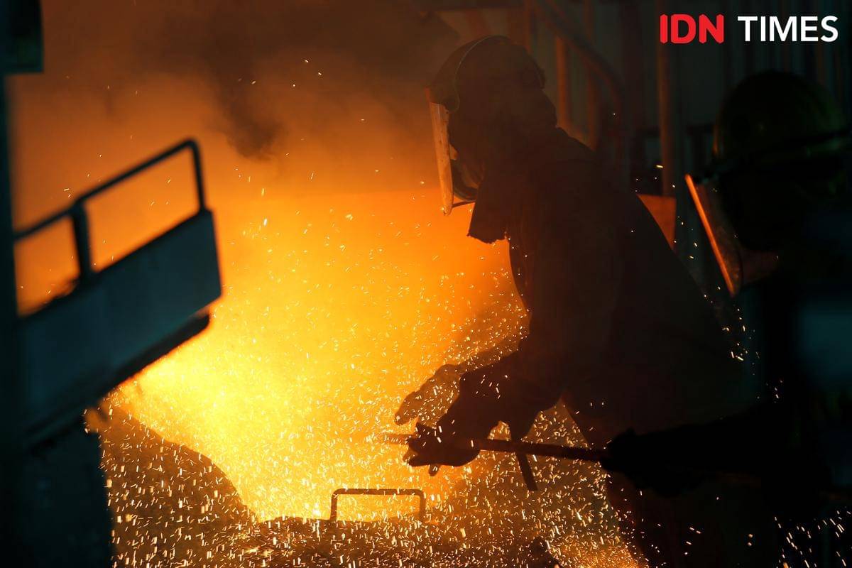 Seorang pekerja di smelter peleburan PT Timah di Mentong (IDN Times/Doni Hermawan)