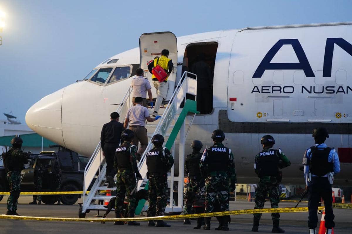 Simulasi tiga jet tempur Sukhoi Su-27/30 yang mendaratkan paksa pesawat asing yang memasuki wilayah udara nasional tanpa izin