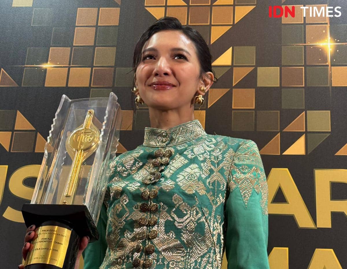 Sheila Dara pamerkan Piala Citra yang diperolehnya di FFI 2025 untuk kategori Pemeran Utama Perempuan Terbaik