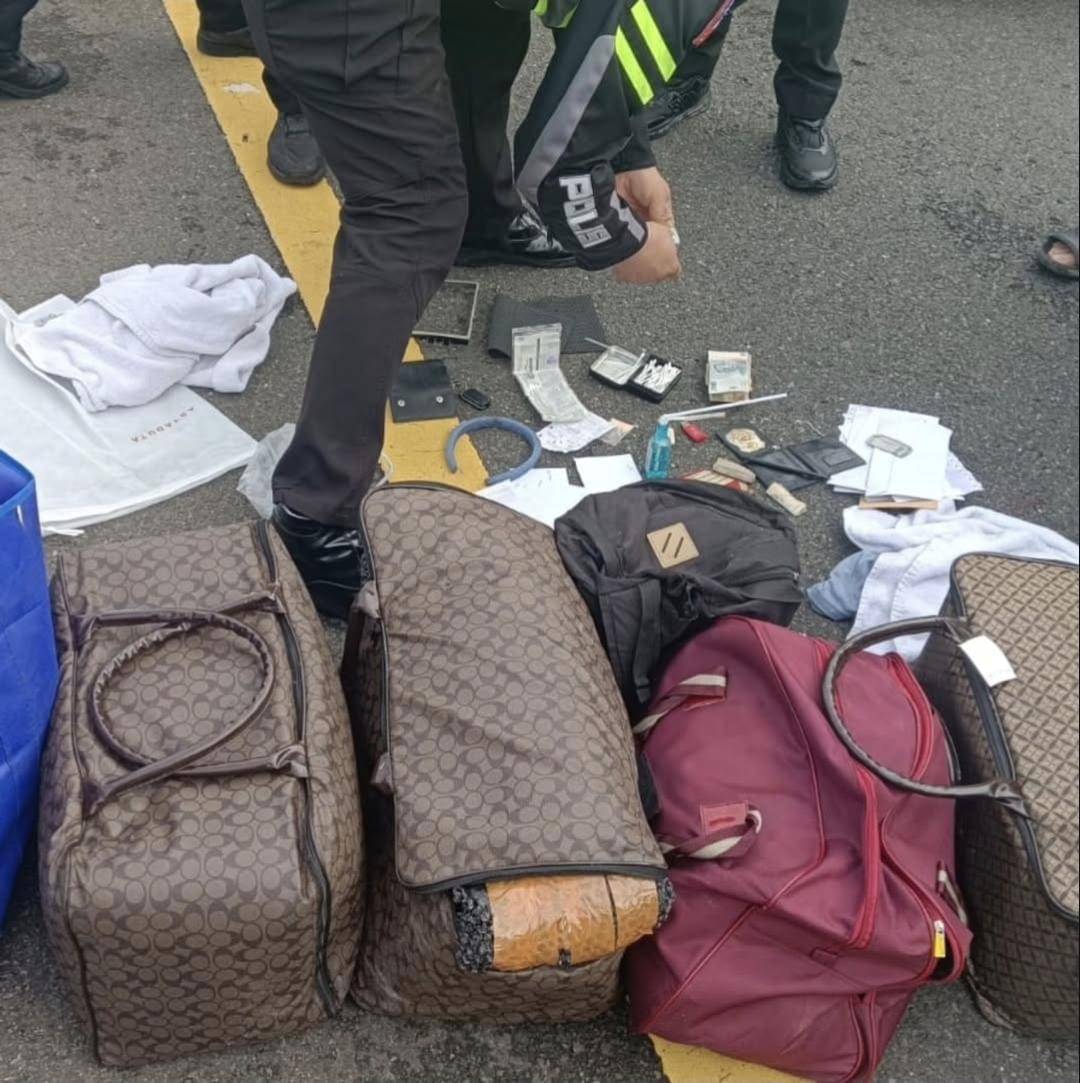 Barang bukti yang ditemukan usai kecelakaan di ruas Jalan Trans Tol Sumatra KM 136 B di mana ditemukan 90 ribu butir ekstasi.