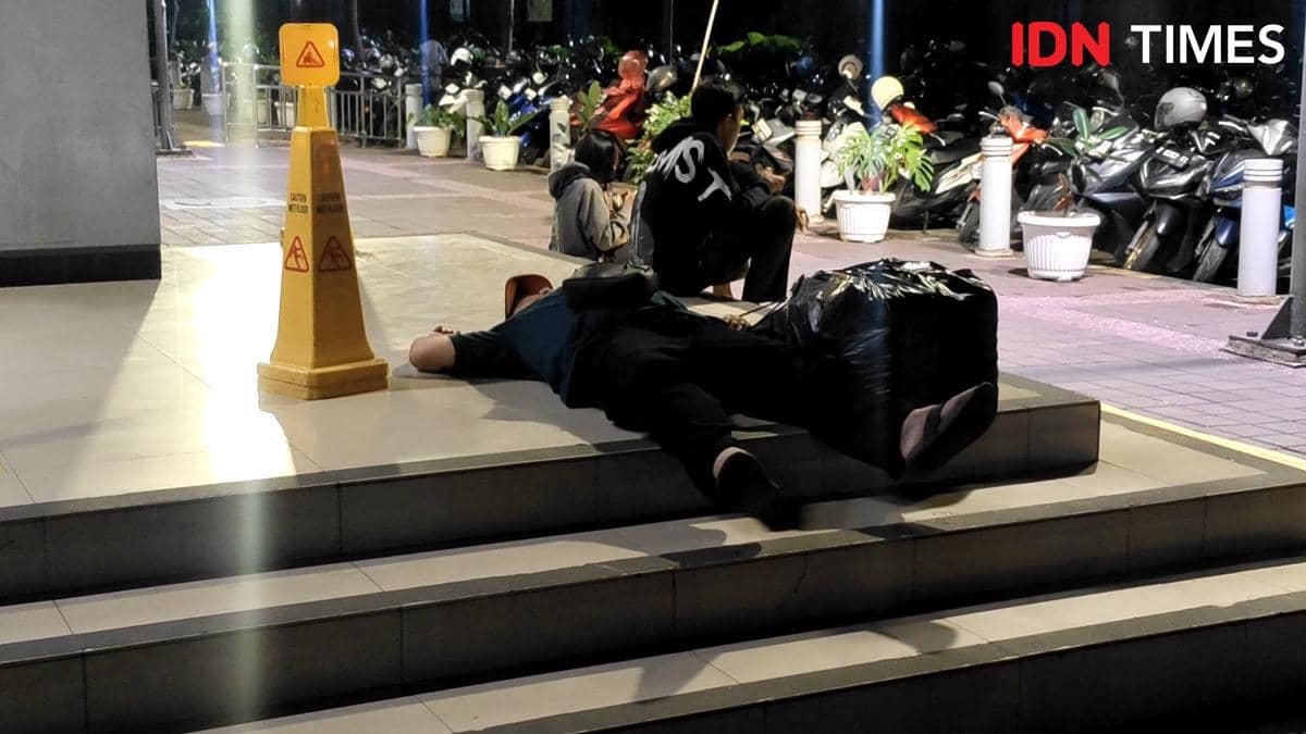 Seorang pria tertidur pulas di akses tangga menuju Stasiun Cikarang, Stasiun Cikarang, penumpang kereta, KRL, Commuter Line 