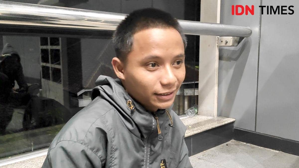 penumpang kereta, Muhammad Kamlaludin (19) warga Cikampek yang tertinggal kereta lokal setelah interview kerja di Manggarai.