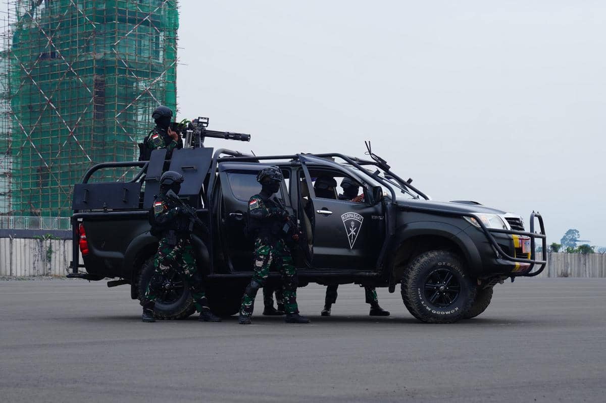 Simulasi tiga jet tempur Sukhoi Su-27/30 yang mendaratkan paksa pesawat asing yang memasuki wilayah udara nasional tanpa izin.