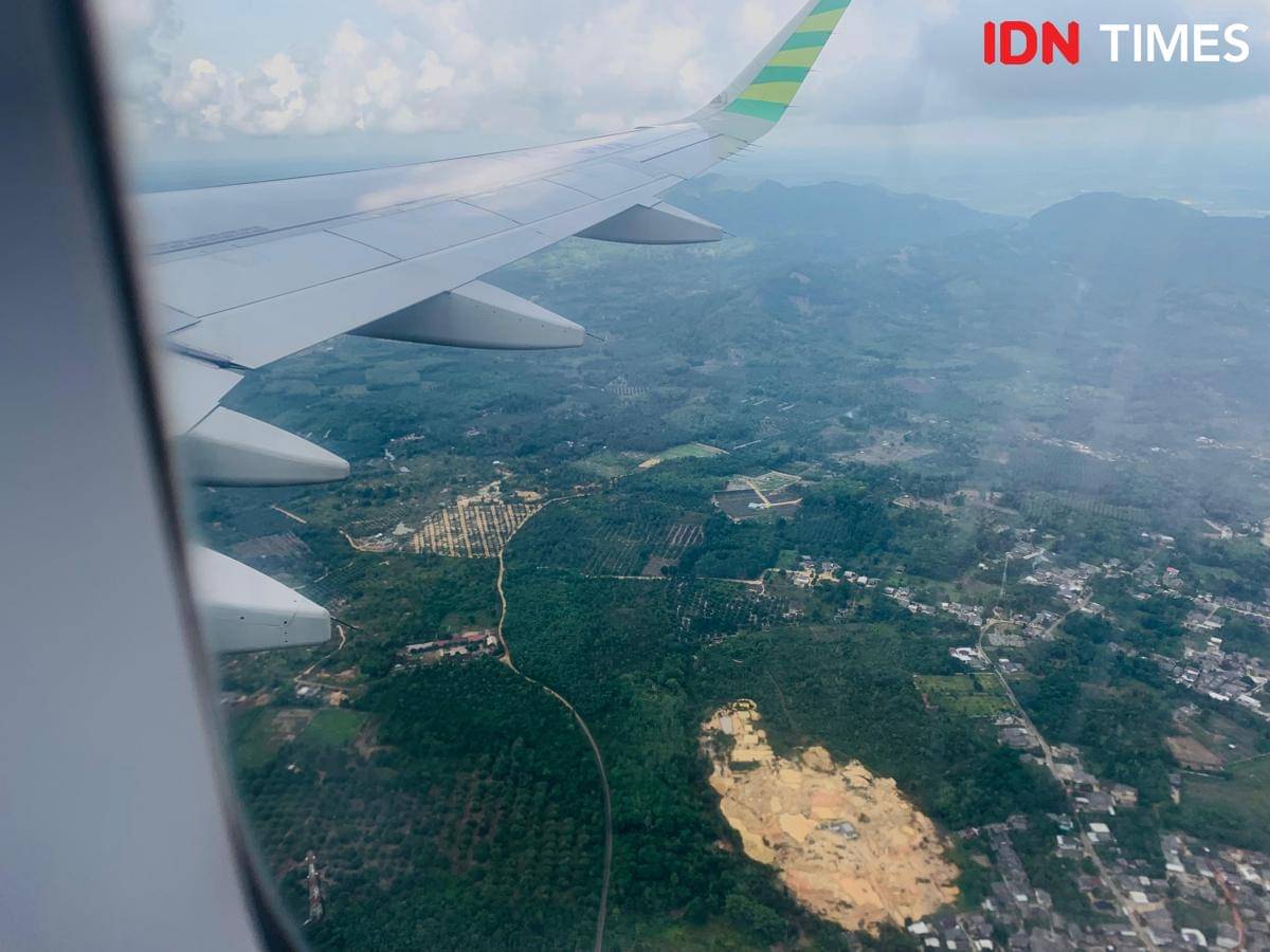 Pemandangan bekas lokasi tambang di Bangka dari pesawat udara (IDN Times/Doni Hermawan)