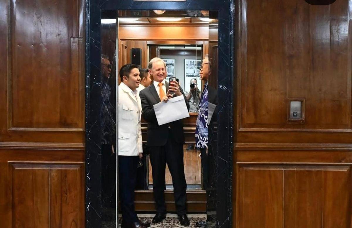 Sekretaris Kabinet, Teddy Indra Wijaya menerima Duta Besar Belanda untuk Indonesia, Marc Gerritsen, di kantor Sekretariat Kabinet (Instagram/@sekretariat.kabinet)