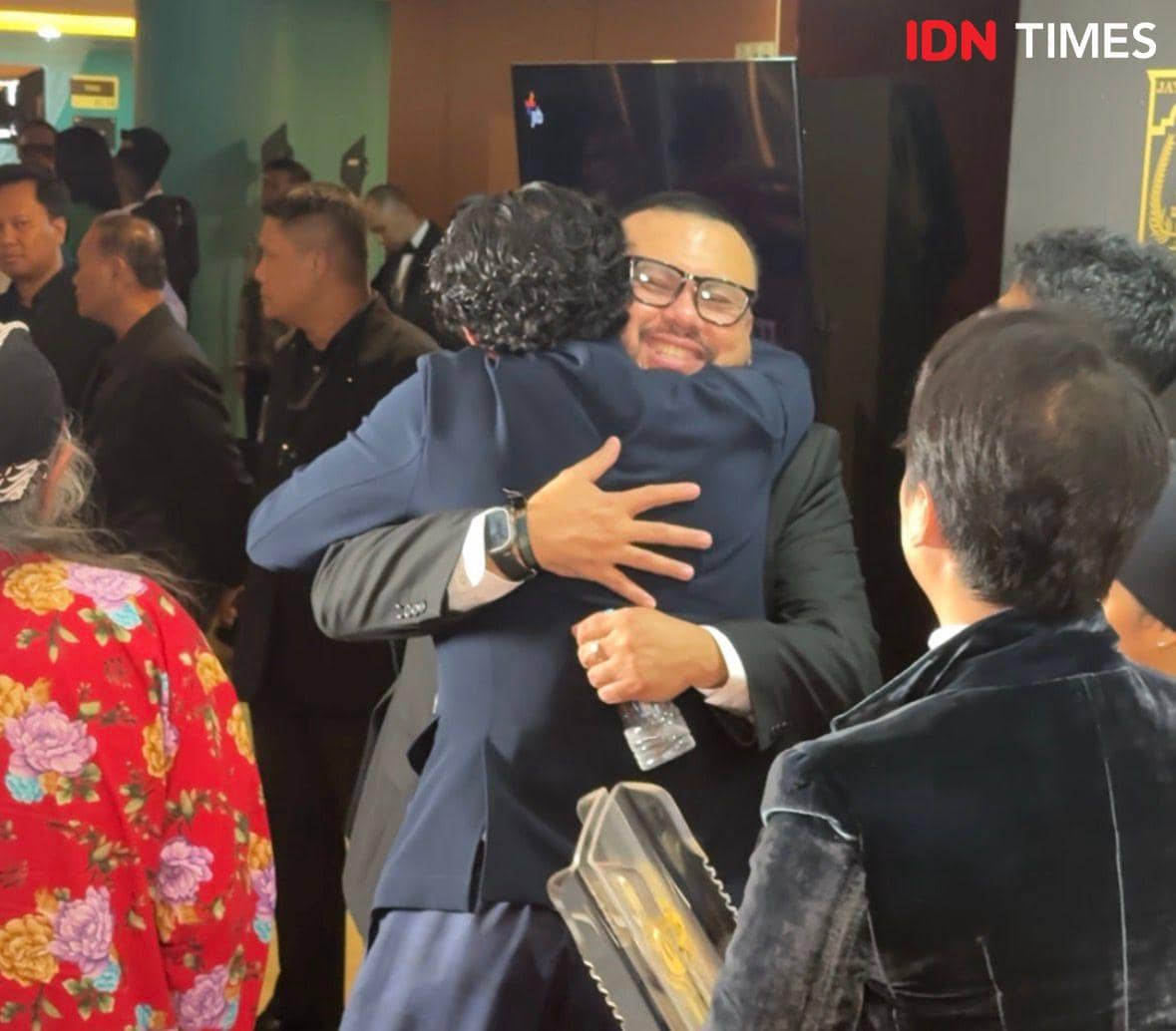 Joko Anwar peluk Reza Rahadian sembari beri selamat atas Piala Citra yang diraihnya di FFI 2025