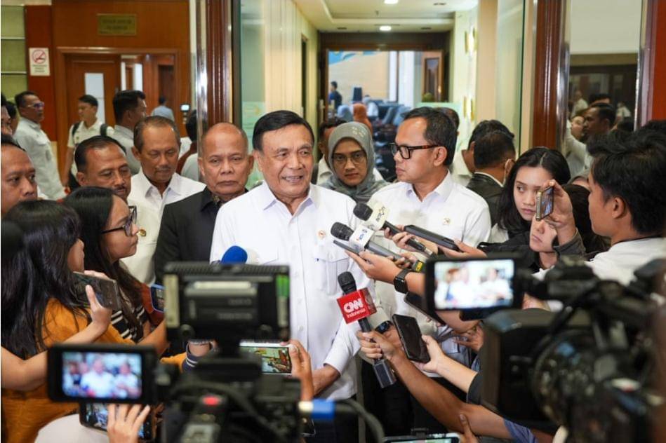 Menteri Koordinator Bidang Politik dan Keamanan, Djamari Chaniago di Kompleks Parlemen Senayan