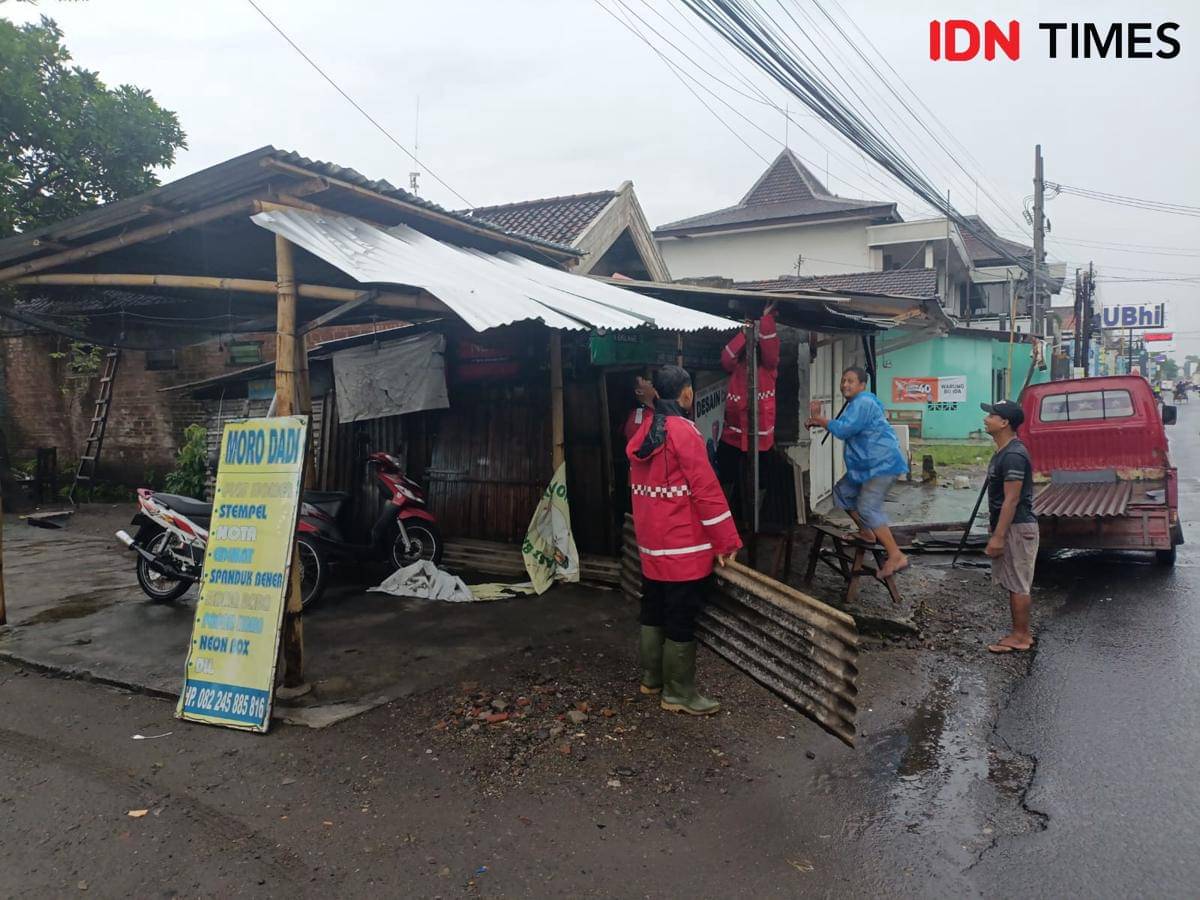 Warga perbaiki atap rumah yang rusak karena angin kencang di Tulungagung. IDN Times/Bramanta Pamungkas