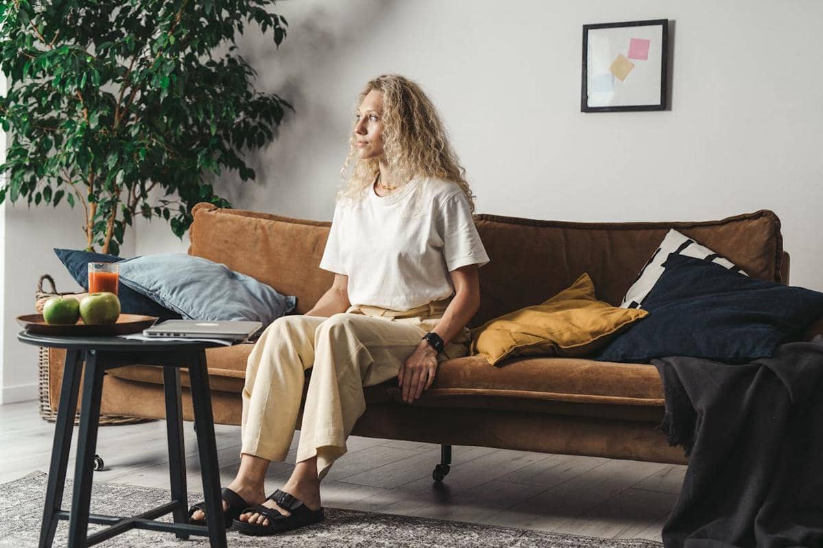 ilustrasi tinggal sendiri