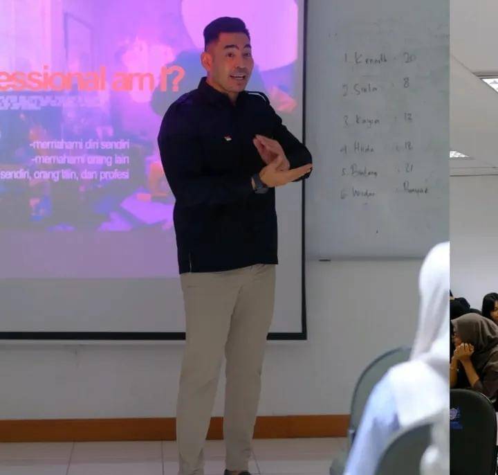 potret Robby Purba sebagai dosen praktisis tetap di MNC University