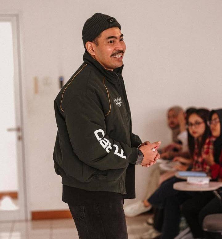 potret Robby Purba sebagai dosen praktisis tetap di MNC University