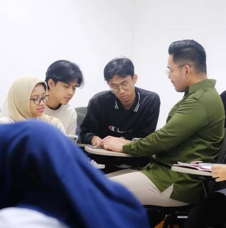 potret Robby Purba sebagai dosen praktisis tetap di MNC University