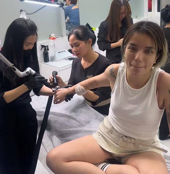 Sheila Marcia hapus tato salib